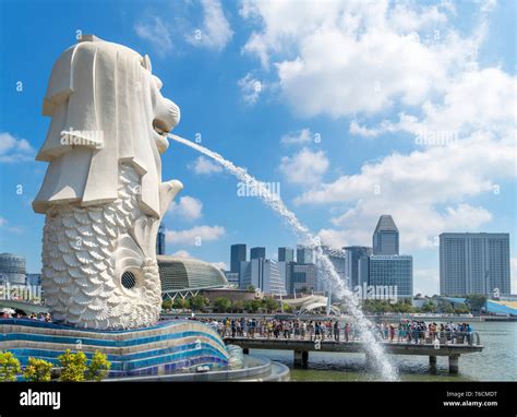 The Merlion Statue, symbol of Singapore, overlooking Marina Bay ...