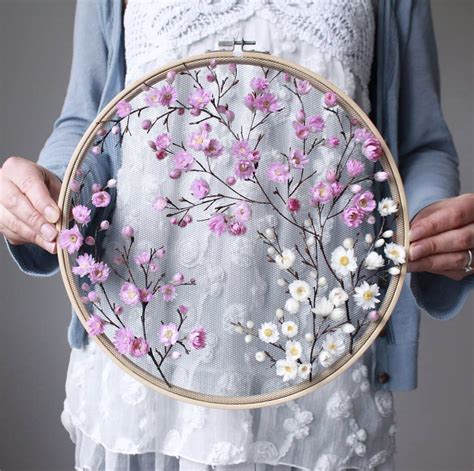 How to make embroidery hoop art with dried flowers. Olga Prinku shares ...