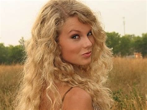 Taylor Swift straight or curly hair? - CELEBRITY