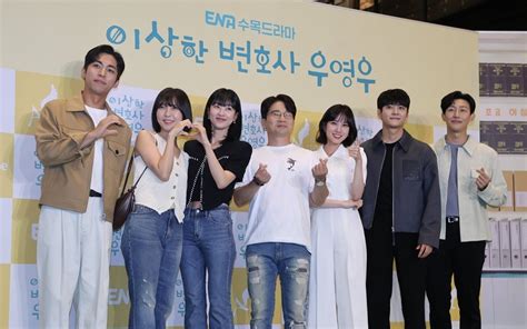 The cast members of 'Extraordinary Attorney Woo' show up to the special viewing event ...