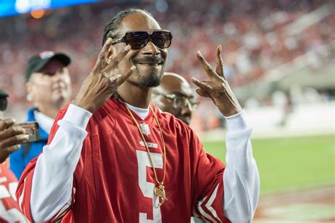 Snoop Dogg performs at halftime of 49ers-Bears Sunday Night Football ...