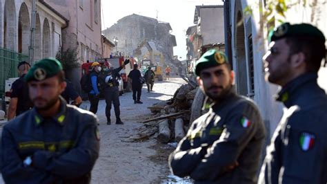 Italy rescuers search for quake survivors - BBC News