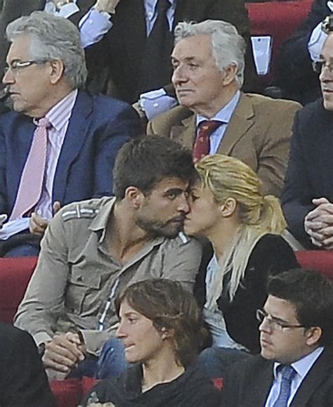 Shakira & Boyfriend Gerard Pique Make Out (PHOTOS) | HuffPost