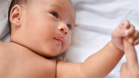 Infant Reflexes: Are Those Weird Movements Normal? (Images)