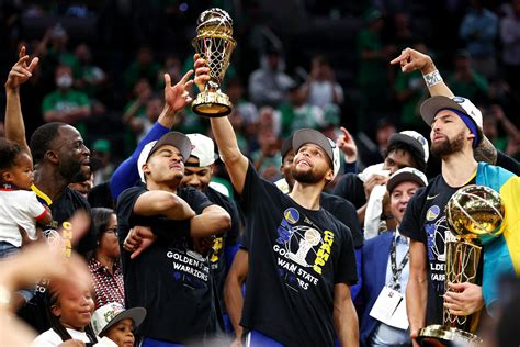 Photographs: NBA legends receiving their Finals MVP trophies - The AlManaf