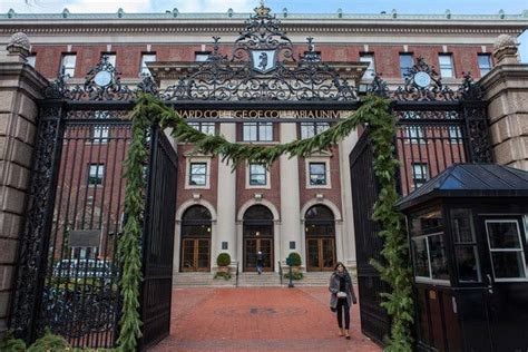 Student, 18, Is Fatally Stabbed Near Barnard Campus - The New York Times