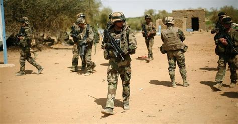 Magnifique photo de 10 soldats de l'armée de terre française en opération extérieure. Le soldat ...
