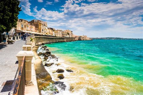 Costa Da Ilha De Ortigia Na Cidade De Siracusa Imagem de Stock - Imagem ...