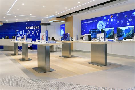 Here’s what happens when a huge Apple fan visits a Samsung Galaxy store ...