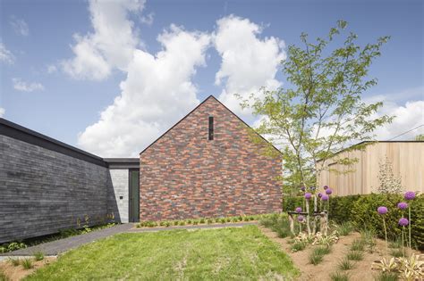 H-Shaped House with Office / sam architects | ArchDaily