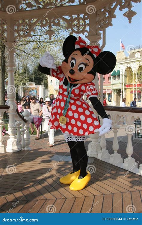 Minnie Mouse, Disneyland in Paris Editorial Stock Image - Image of disney, architecture: 93850644