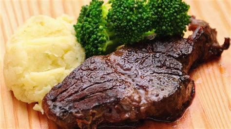 Bistec de res con puré de papa de 576.96 Kcal - Receta fácil en la app ...