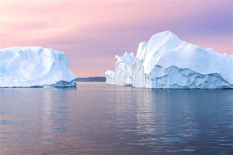 Under the midnight sun: iceberg sightseeing in Ilulissat | Atlas & Boots