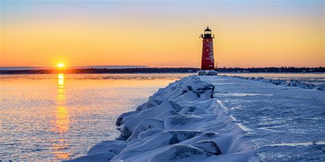 Michigan Nut Photography | Winter in Michigan | Winter sunset at Manistique Lighthouse