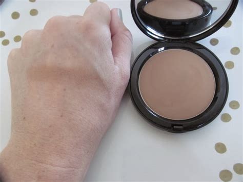 Bobbi Brown Bronzing Powder in Golden Light 1 | Absolutely Airs