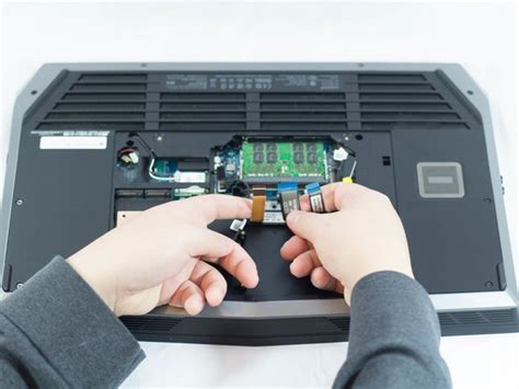 Alienware 17 R3 Battery Replacement - iFixit Repair Guide