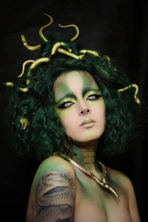 Medusa makeup and headpiece for halloween. Fantasia fácil para o dia das bruxas. #… | Amazing ...