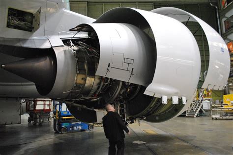 GE90-115B engine with the cowling extended : pics