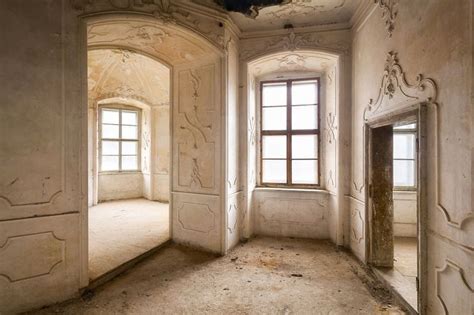 34 Beautiful Interiors In Abandoned Homes That Will Leave You Wondering What Happened ...