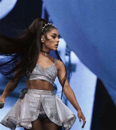 ARIANA GRANDE BACKSTAGE AT COACHELLA 2019 | Vestidos de fiesta morados, Ropa juvenil de moda ...