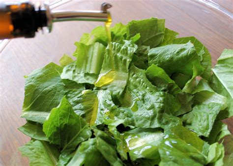 Savoir Faire: Romaine Lettuce Salad with Roasted Walnuts and Blue Cheese