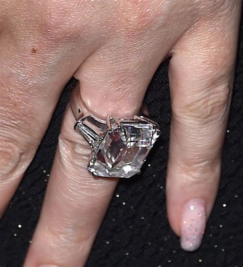 See Mariah Carey's engagement ring from James Packer close up! - Photo 3