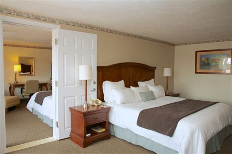 Cape Cod Hotels - Rooms & Rates | Holiday Hill Inn and Suites Dennis ...