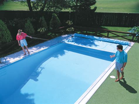 To cover the pool, hold the ropes attached to the leading edge and pull the cover across the pool.