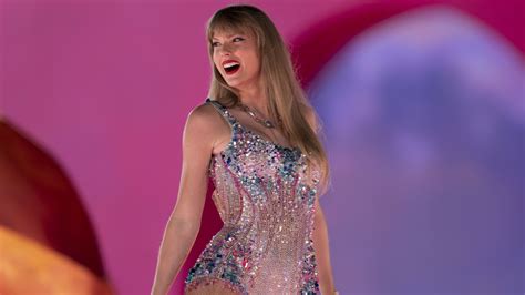 Taylor Swift draws record-breaking crowd at Pittsburgh stadium during ...