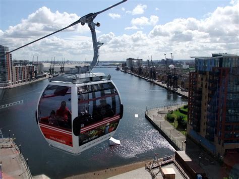 Emirates Air Line cable car in flight © PAUL FARMER cc-by-sa/2.0 ...