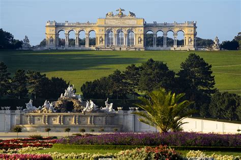 Neptunbrunnen (in the front) and Gloriette in Vienna, Austria | シェーンブルン宮殿, シェーンブルン, ウィーン