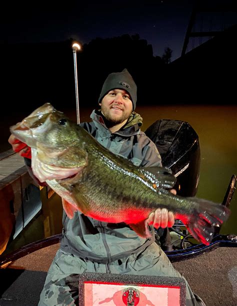 Bigger in Texas: Angler catches 'extremely rare' largemouth bass from ...