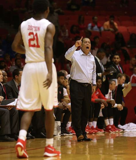 UH basketball coach Kelvin Sampson agrees to restructured contract