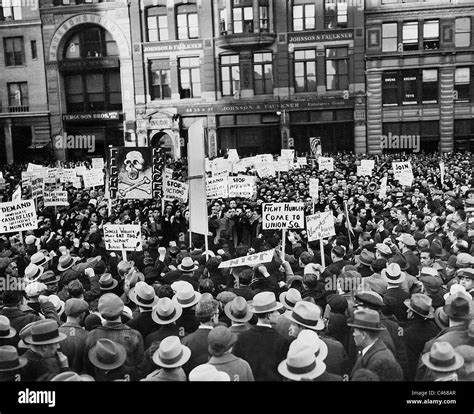 Unemployment demonstration during the Great Depression at the Union Square, 1931 Stock Photo - Alamy