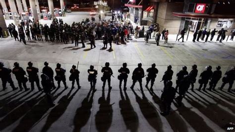 Ferguson weekend protests: Police arrest 17 - BBC News