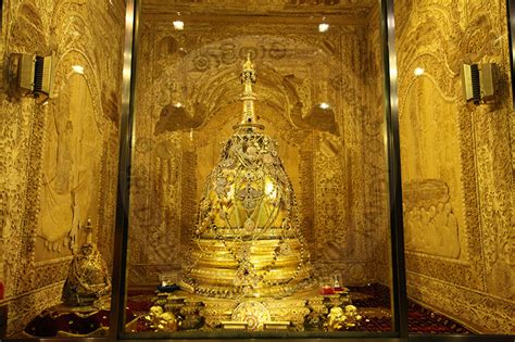 Temple of the Tooth Relic in Kandy - Sri Lanka Tourism Info