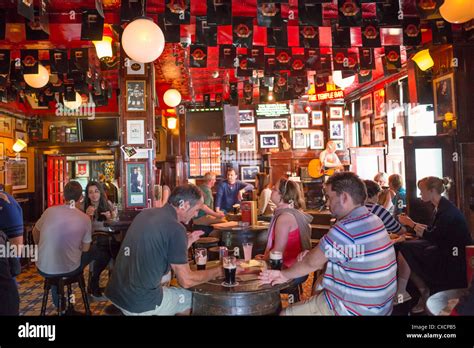 Interior of traditional Temple bar pub, Dublin, Ireland Stock Photo ...