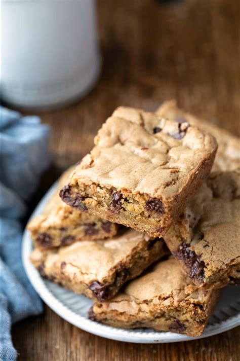 Chocolate Chip Cookie Bars - I Heart Eating