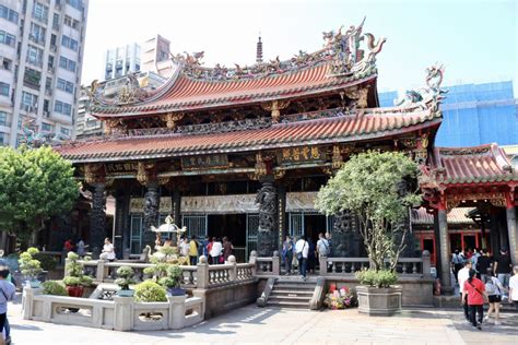 A Guide to Visiting the Longshan Temple - Taipei, Taiwan