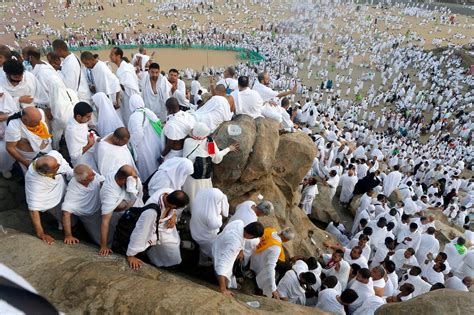 Muslim Hajj pilgrims ascend Mount Arafat for day of worship - Al Arabiya English