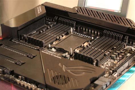 Asus ROG Dominus Extreme: Mainboard-Extravaganz für Intels 28-Kerner im Quadrat - ComputerBase