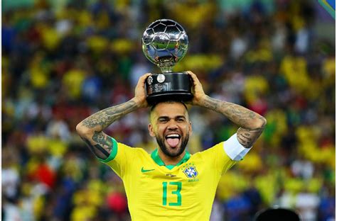 São Paulo contrata Daniel Alves, que está de volta ao Brasil - Ao Vivo ...