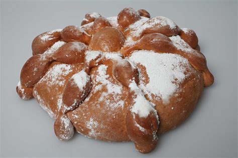 Pan de muerto's cultural importance on Dia de los Muertos