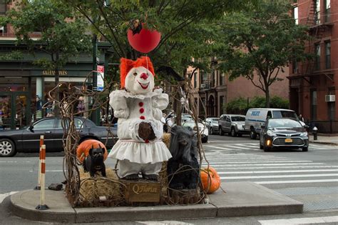 PHOTOS: The Spookiest Halloween Decorations In NYC - Carroll Gardens ...