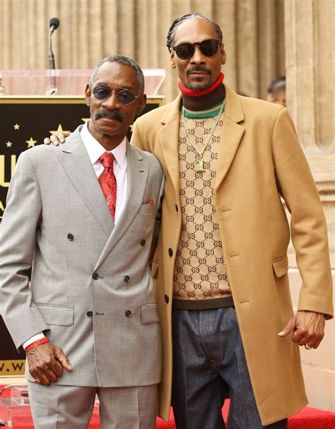 Snoop Dogg's Look-Alike Father Vernell Enjoys Bonding Time with His ...