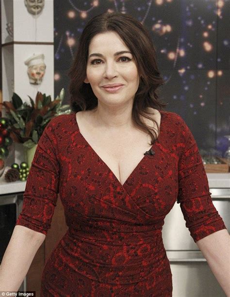 Nigella Lawson shows off her curvaceous figure in body hugging dress | Nigella lawson style ...