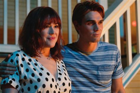 Riverdale's Molly Ringwald Discusses Luke Perry Tribute, Joining The Show