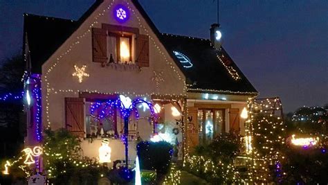 Une maison met Noël en lumières