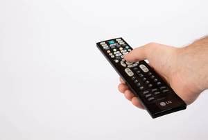 A hand holding tv remote over the TV display with 'No signal' sign - Creative Commons Bilder