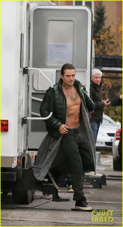 Orlando Bloom Gets Shirtless with Fake Tattoos for 'Unlocked': Photo ...